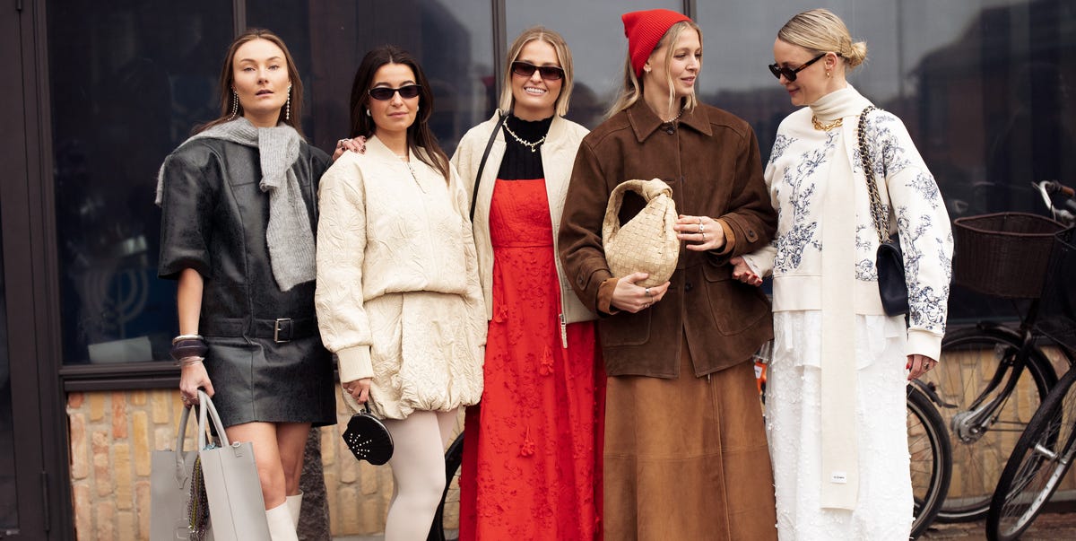 5 faldas midi de Zara, Mango o Stradivarius para seguir la tendencia que llevan sin parar las expertas en moda en 2025