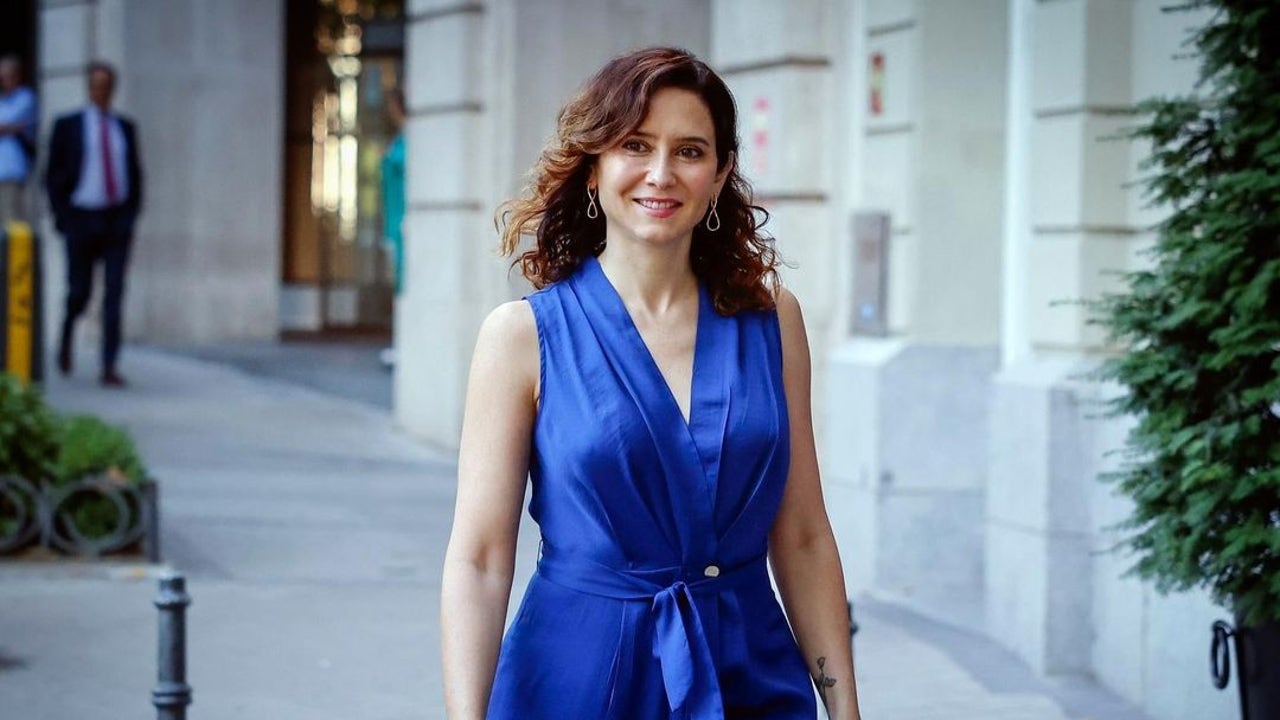 El vestido fluido de firma catalana de Ayuso que ahora también puede ser tuyo por 59 euros