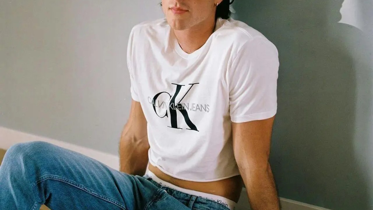 El comeback de los crop tops masculinos: estilo noventero con twist actual