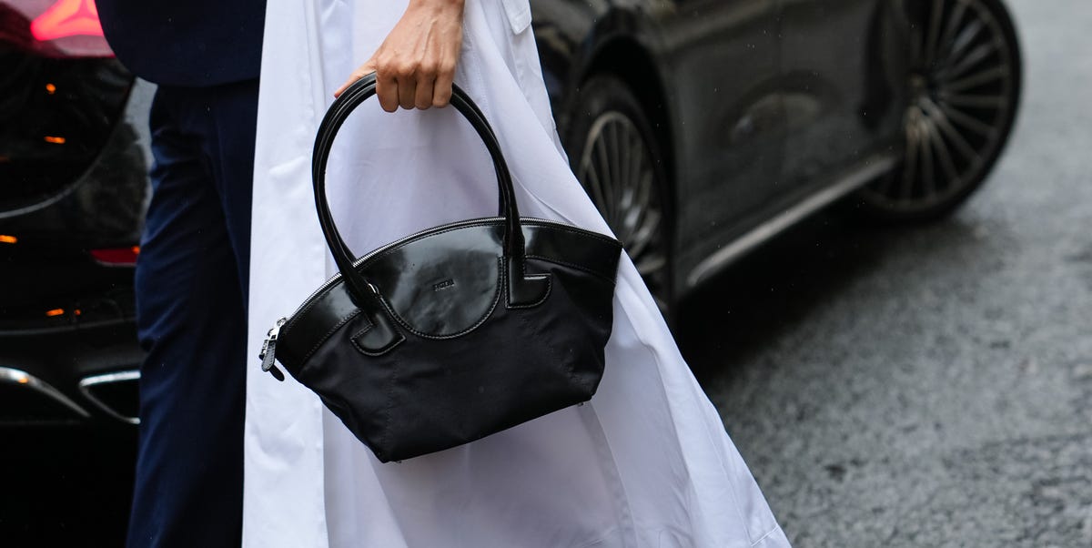 el bolso que está de moda entre las mujeres tiene una original forma galleta