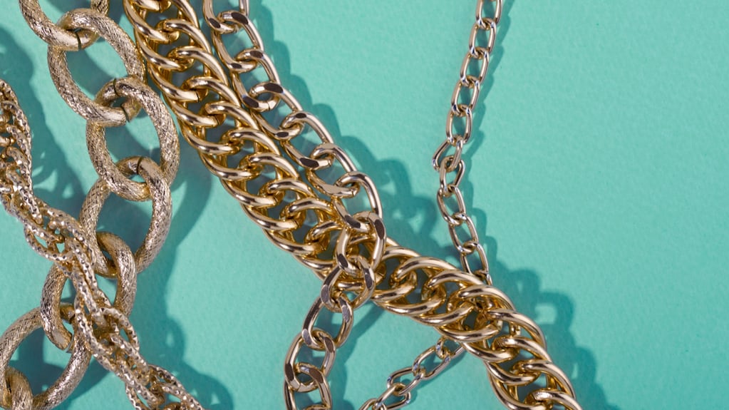 Adiós cadenas: los tres tipos de collar que son tendencia en 2025