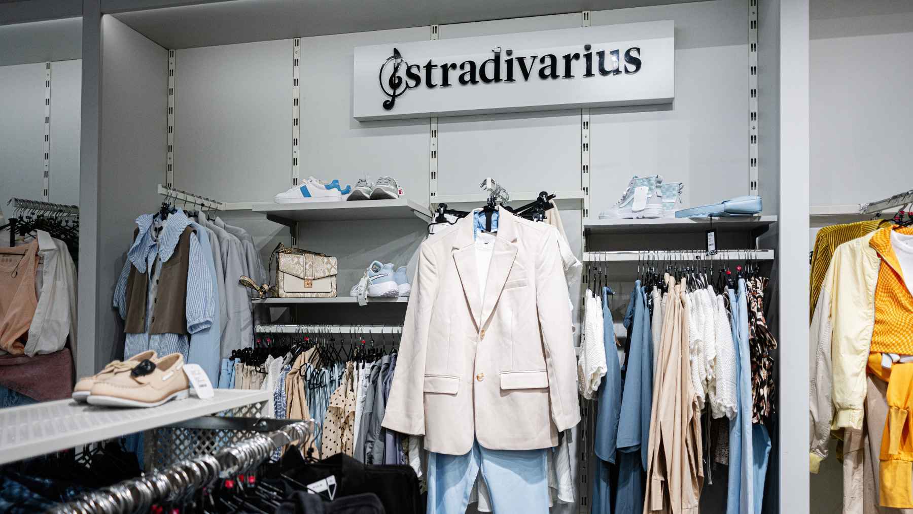 Un experto en moda revela los 4 mejores pantalones fluidos de Stradivarius sin gastar una fortuna