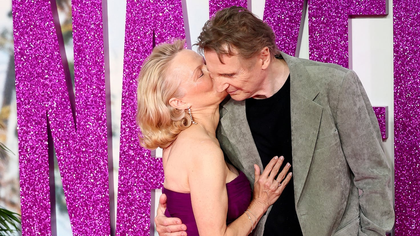 Amor de verano: Pamela Anderson y Liam Neeson, pareja sorpresa